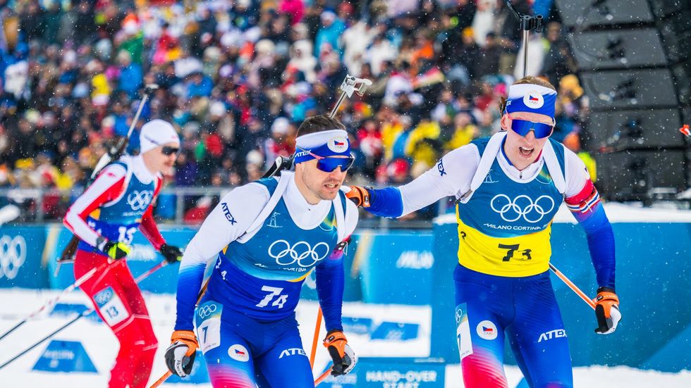 Povedený finiš české štafety, Petr Hák předává Michalu Krčmářovi