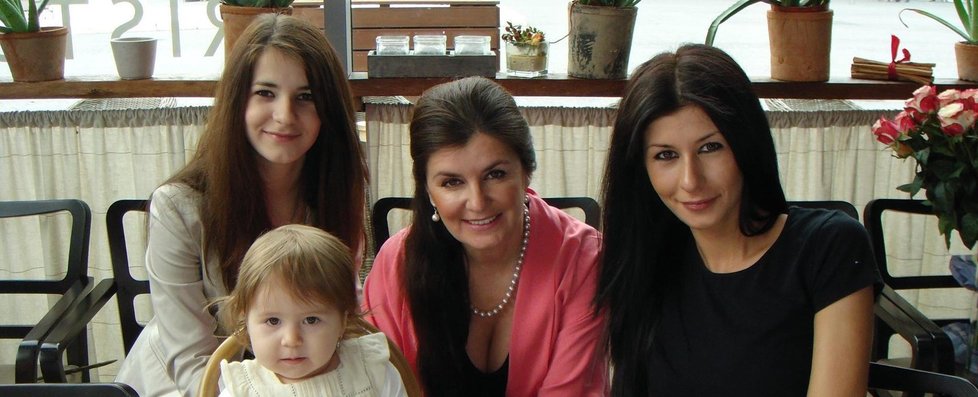 Soutěžící Bibiána Obrimčáková (vpravo) se svoji rodinou