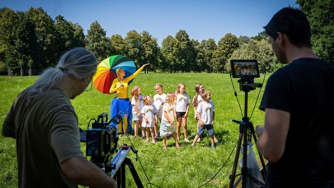 BibiBum, populární česká interpretka dětských písniček na YouTube, během natáčení klipu Sedm barev duhy