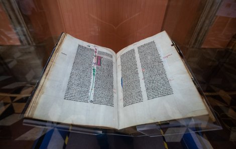 Vzácný rukopis je v Česku jen dočasně. Po skončení výstavy se vrátí do Muzea Bible ve Washingtonu. 