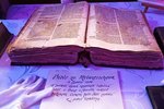 Na polici leží také osmá nejstarší svatá kniha na světě, kterou si každý může osahat v rukavičkách.