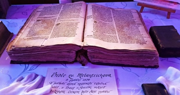 Na polici leží také osmá nejstarší svatá kniha na světě, kterou si každý může osahat v rukavičkách.