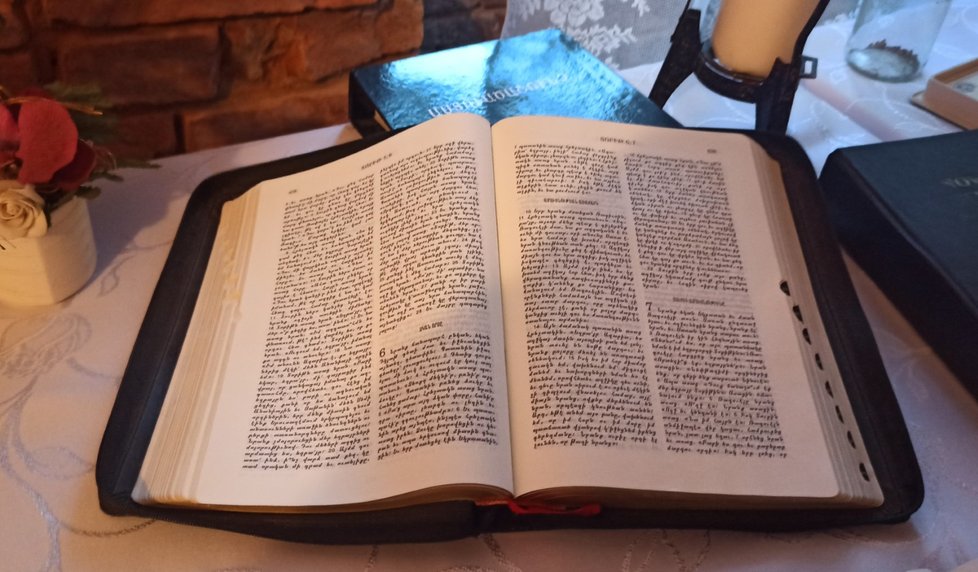 Novinkou mezi svatými knihami je arménská bible od drogového bosse.