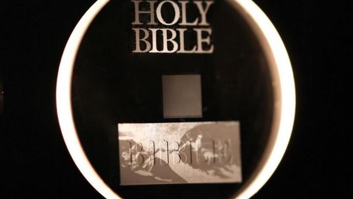 Bible na paměťovém krystalu