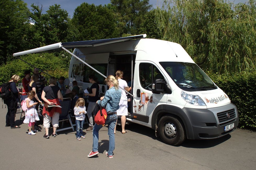 Pojízdná pobočka pražské knihovny, takzvaný bibliobus