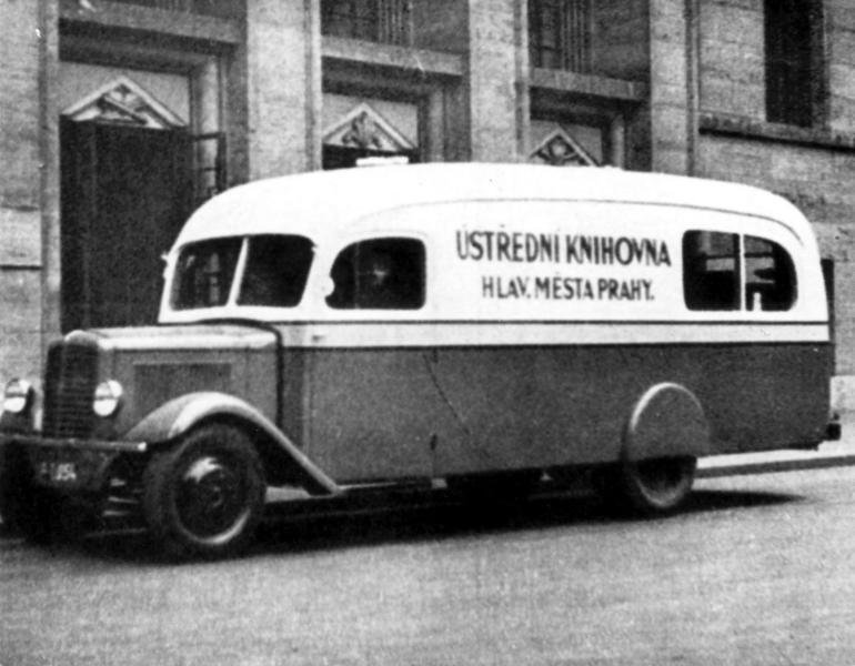 Pojízdná pobočka pražské knihovny, takzvaný bibliobus