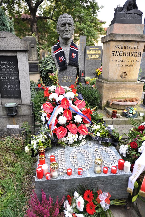 Významný den Josefa Bicana, od jehož narození dnes uplynulo 100 let, výrazně narušily spory mezi jeho milovaným klubem Slavií Praha a Bicanovým synem Ivanem. Ten se nevybíravě pustil do majitele Aleše Řebíčka a dalších lidí ve vedení červenobílého klubu. Významný den Josefa Bicana, od jehož narození dnes uplynulo 100 let, výrazně narušily spory mezi jeho milovaným klubem Slavií Praha a Bicanovým synem Ivanem. Ten se nevybíravě pustil do majitele Aleše Řebíčka a dalších lidí ve vedení červenobílého klubu.