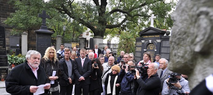 Herec a režisér Jan Kačer právě čte svůj projev adresovaný Josefu Bicanovi do nebe.