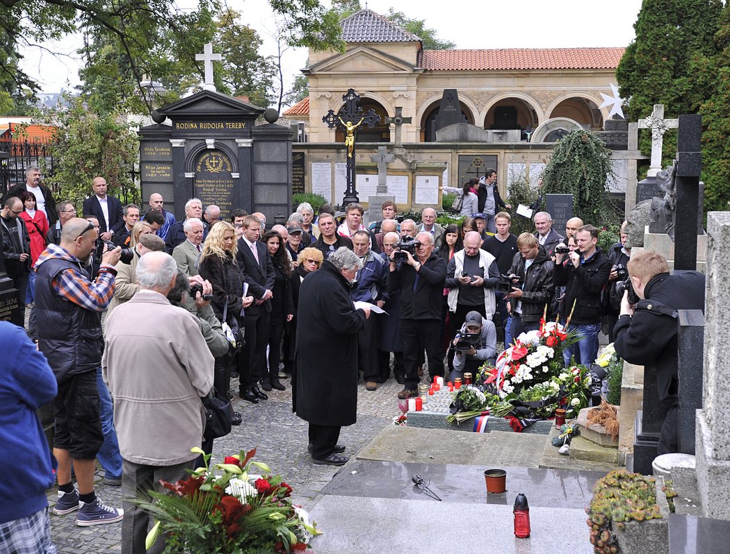 Herec a režisér Jan Kačer právě čte svůj projev adresovaný Josefu Bicanovi do nebe.