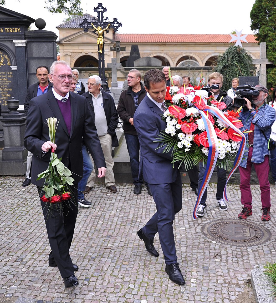 Ivan Bican, syn slavného Pepiho, nese květinu na jeho hrob po boku generálního sekretáře FAČR Rudolfa Řepky.