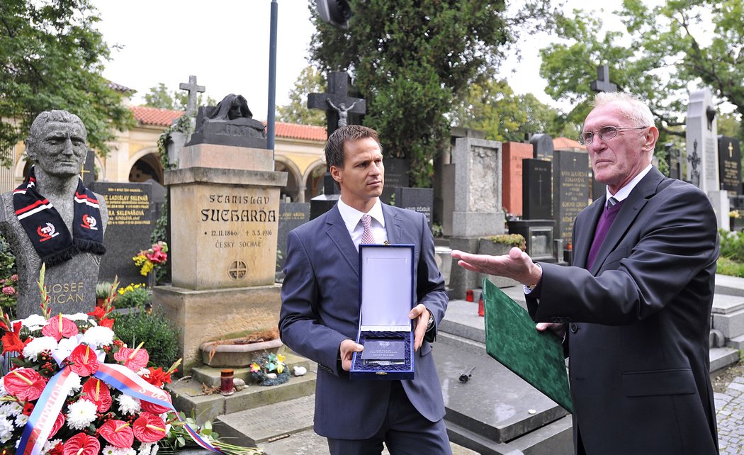 Ivan Bican převzal za svého otce dekret, který symbolizuje zařazení Pepiho Bicana do Síně slávy FAČR.