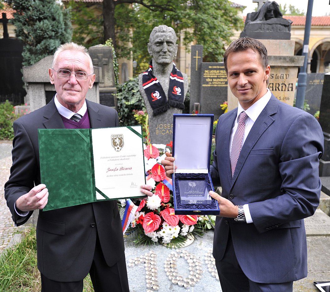 Ivan Bican převzal za svého otce dekret, který symbolizuje zařazení Pepiho Bicana do Síně slávy FAČR.