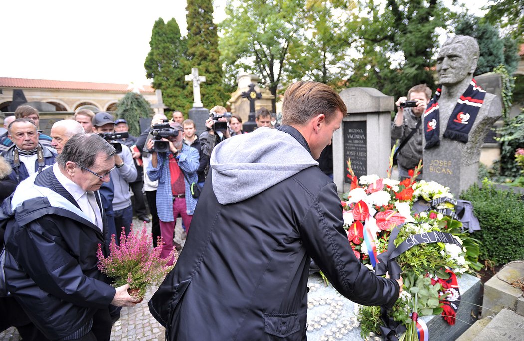 Vladimír Šmicer přinesl na hrob Pepiho Bicana svoji květinu.