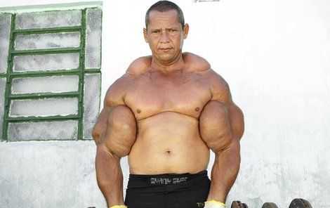 Chlubí se největšími bicepsy v Brazílii, obvod mají 73,66 cm.