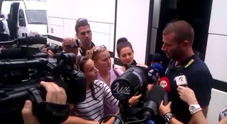 VIDEO: Na Štajnera a spol. se po příletu do Kluže vrhli novináři