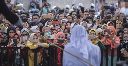 Veřejné bičování v Indonésii.