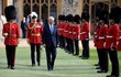 Bidenovi po summitu ekonomik G7 spolu s britskou královnou přihlíželi vojenské přehlídce, následně se spolu sešli na čaj