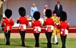 Bidenovi po summitu ekonomik G7 spolu s britskou královnou přihlíželi vojenské přehlídce, následně se spolu sešli na čaj