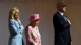 Alžběta II. pozvala po summitu G7 Bidenovy na čaj. Oblékla růžové šaty, Jill blankytný kostým