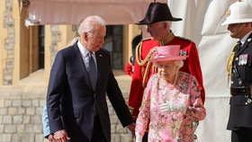 Bidenovi po summitu ekonomik G7 spolu s britskou královnou přihlíželi vojenské přehlídce, následně se spolu sešli na čaj