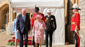 Bidenovi po summitu ekonomik G7 spolu s britskou královnou přihlíželi vojenské přehlídce, následně se spolu sešli na čaj