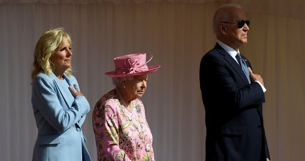Alžběta II. pozvala po summitu G7 Bidenovy na čaj. Oblékla růžové šaty, Jill blankytný kostým