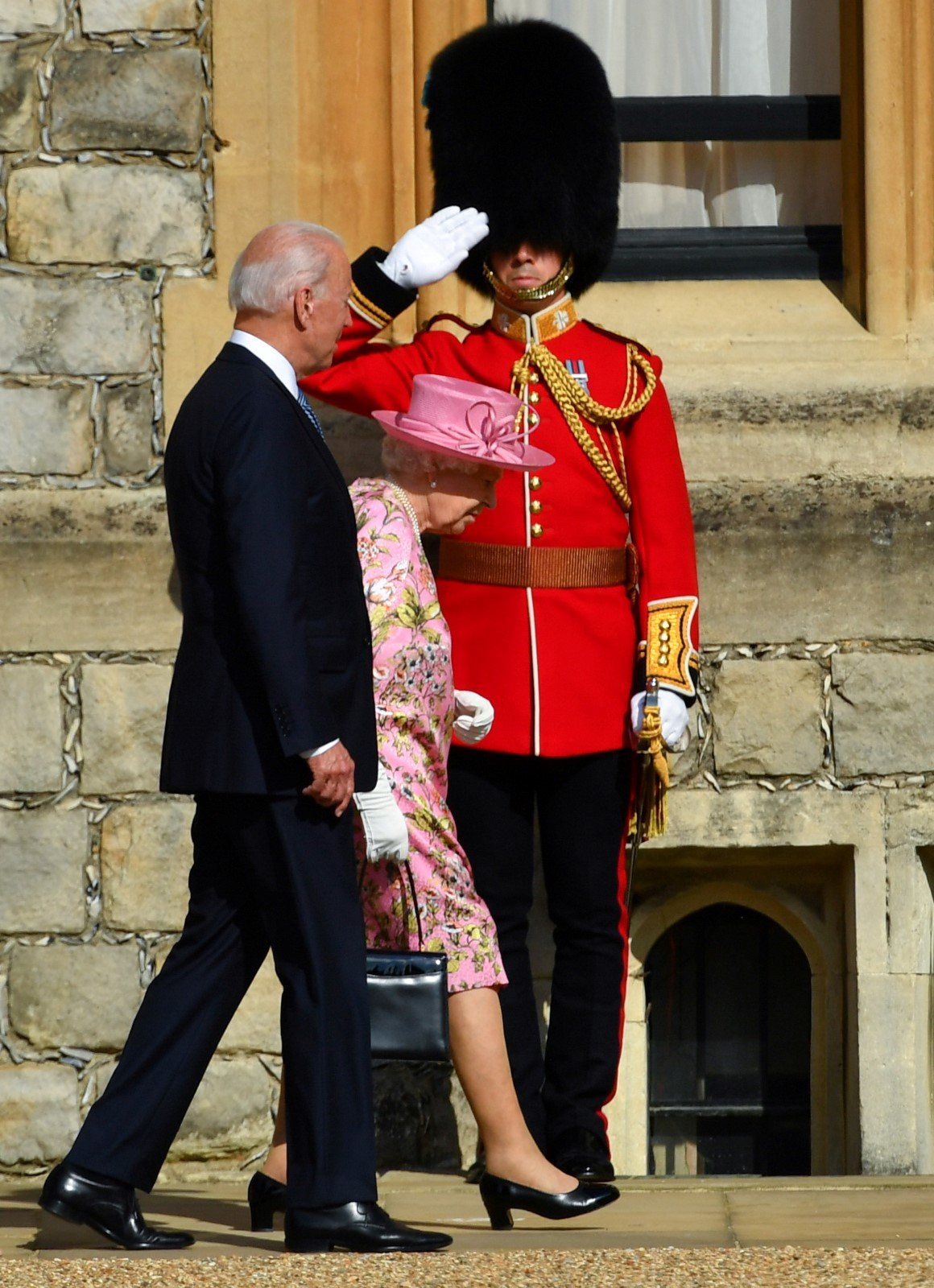 Bidenovi po summitu ekonomik G7 spolu s britskou královnou přihlíželi vojenské přehlídce, následně se spolu sešli na čaj