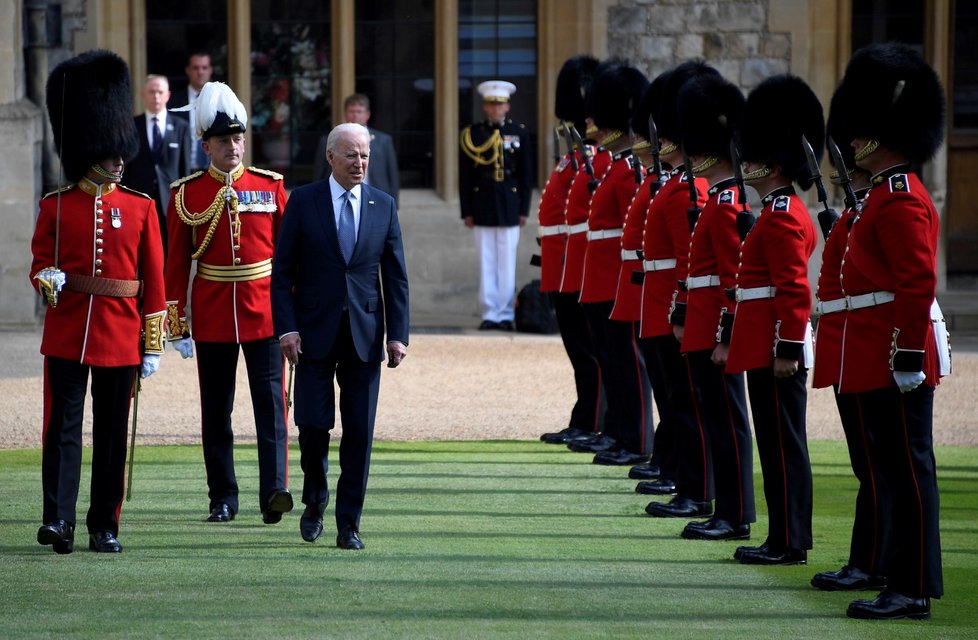 Bidenovi po summitu ekonomik G7 spolu s britskou královnou přihlíželi vojenské přehlídce, následně se spolu sešli na čaj