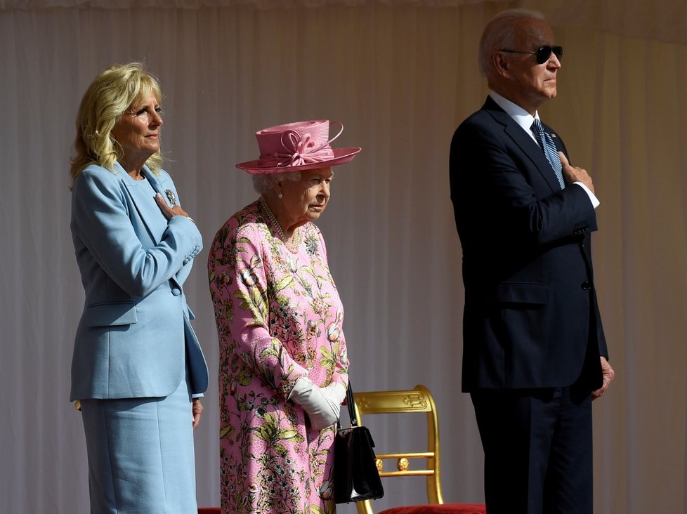 Bidenovi po summitu ekonomik G7 spolu s britskou královnou přihlíželi vojenské přehlídce, následně se spolu sešli na čaj.
