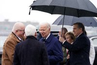 „Vítej, bratranče Joe.“ Biden na návštěvě země svých předků, v Irsku ho potrápilo počasí
