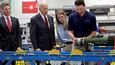 Prezident Joe Biden na exkurzi v továrně na Javeliny
