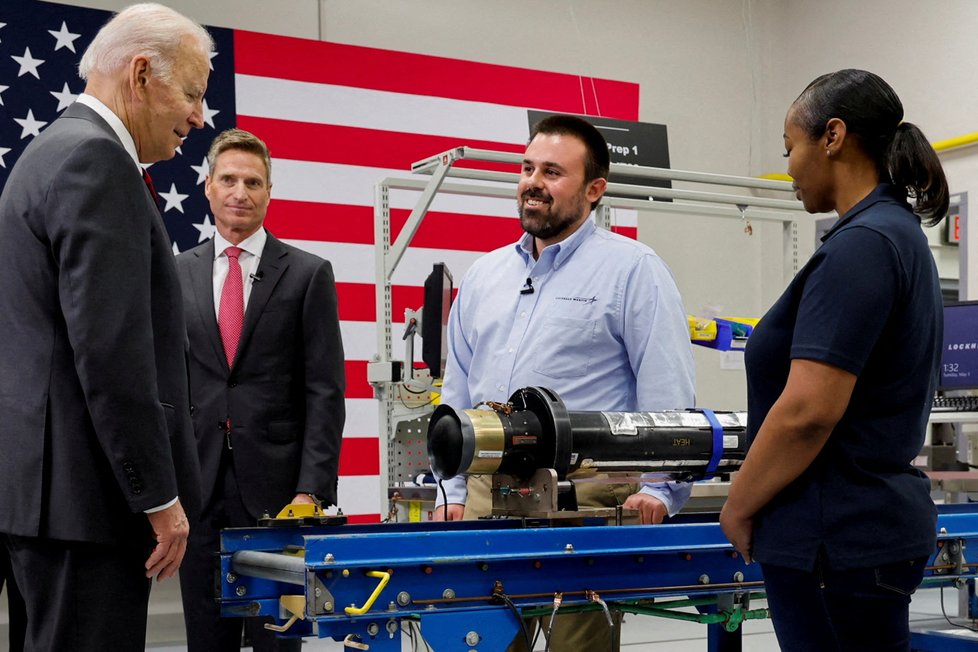 Joe Biden na exkurzi v továrně na javeliny.