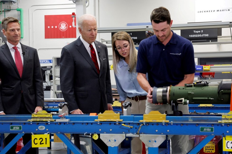 Joe Biden na exkurzi v továrně na javeliny.