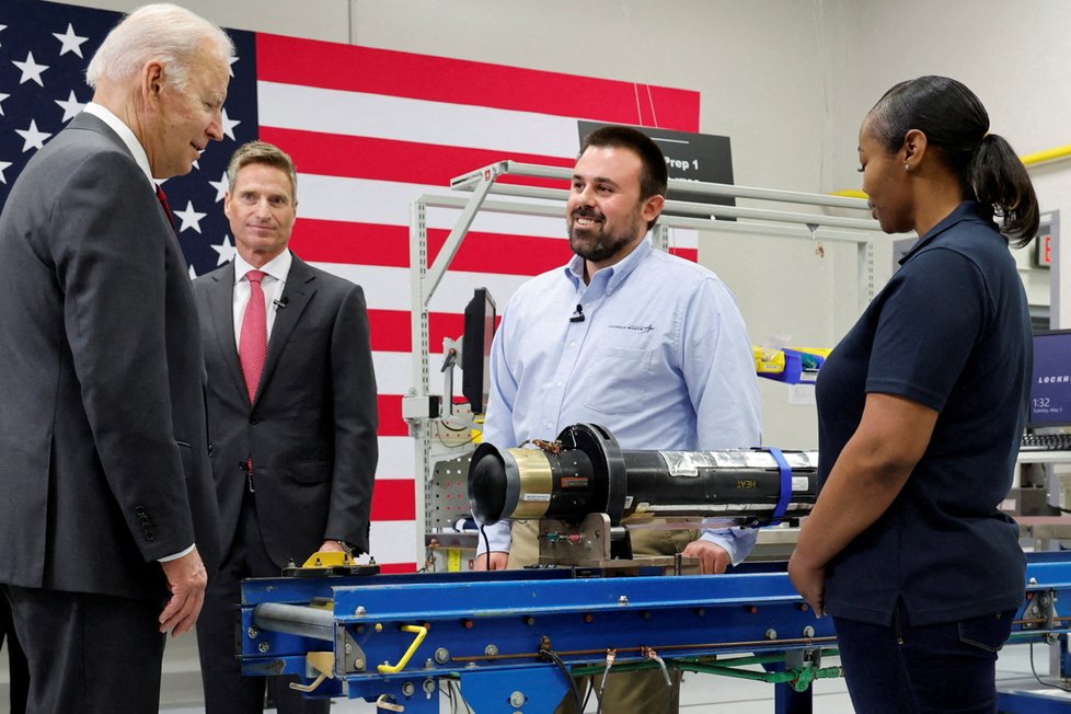Joe Biden na exkurzi v továrně na javeliny.