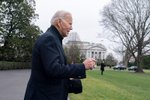 Americký prezident Joe Biden před odletem na Camp David navštívil dětskou nemocnici (24.12.2023).