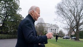 Americký prezident Joe Biden před odletem na Camp David navštívil dětskou nemocnici (24.12.2023)