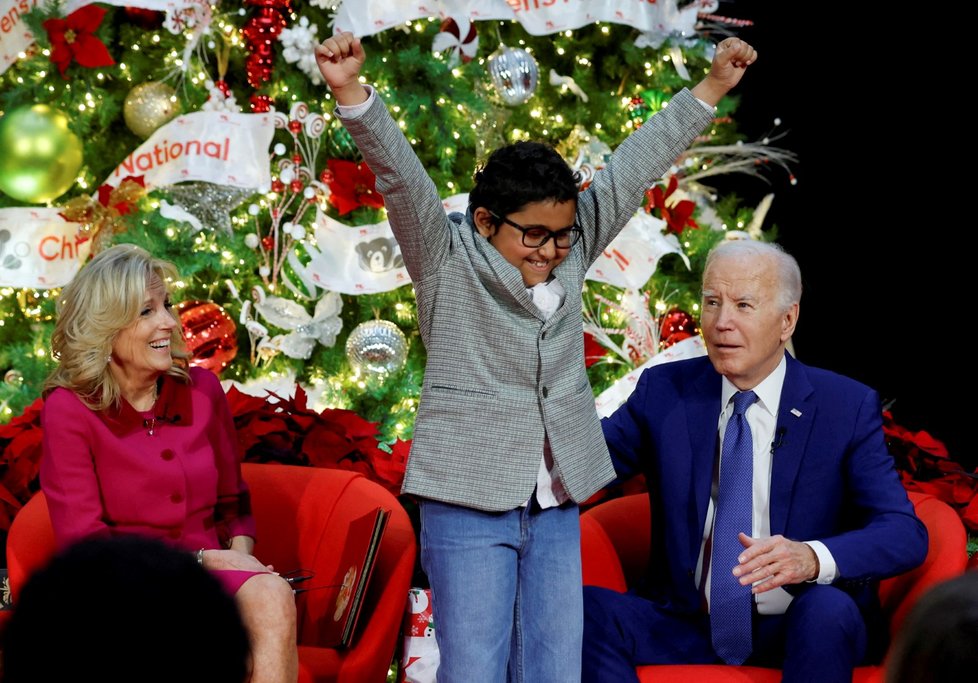 Americký prezident Joe Biden před odletem na Camp David navštívil dětskou nemocnici (24.12.2023)