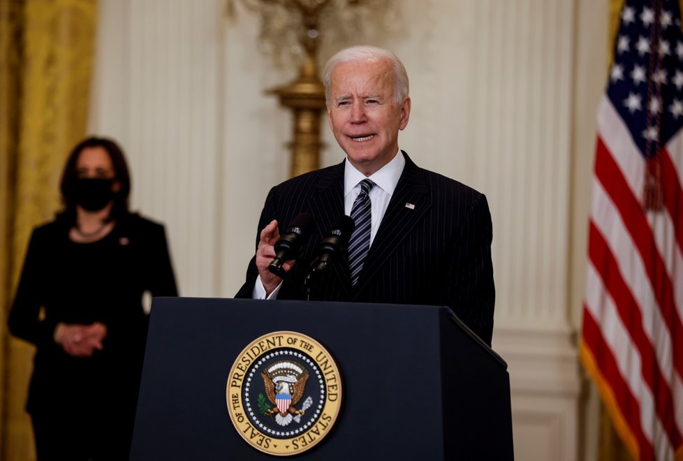 Koronavirus v USA: Joe Biden chce dosáhnout do pátku podat 100 milionu dávek vakcín (18.3.2021)