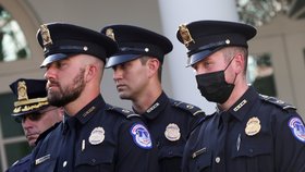 Americký prezident Joe Biden uctil památku policistů, kteří zemřeli v důsledku útoku na Kapitol (6. 8. 2021)