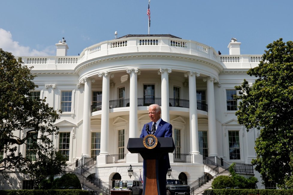 Americký prezident Joe Biden uctil památku policistů, kteří zemřeli v důsledku útoku na Kapitol (6. 8. 2021).