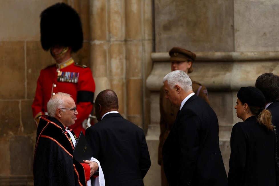 Pohřeb královny Alžběty II. navštívil i Biden