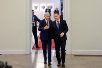 Poláci si dobírají prezidenta Dudu, dělal pouhého „předskokana“ Bidenovi. Ponižující, říkají