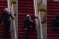 Biden spadl na schodech do Air Force One. Po třetím škobrtnutí šel k zemi, pak zasalutoval