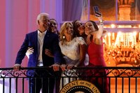 Biden vzal na večírek v Bílém domě dceru i vnučky. Američany vybídl k „vlasteneckému“ očkování