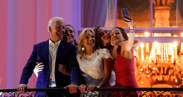 Biden vzal na večírek v Bílém domě dceru i vnučky. Američany vybídl k „vlasteneckému“ očkování