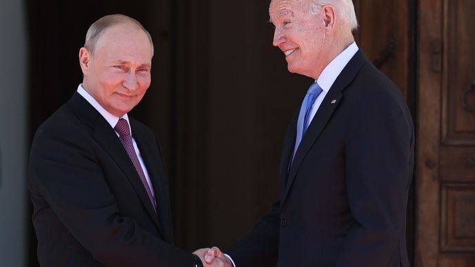 Vladimir Putin a Joe Biden na setkání v Ženevě