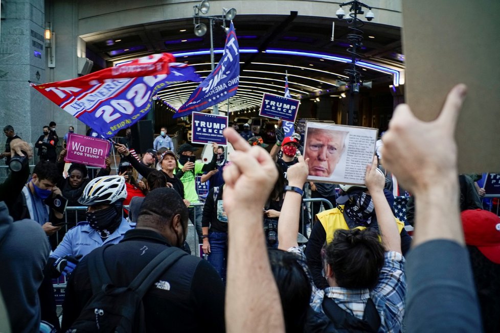 Příznivci republikánského prezidenta Donalda Trumpa a jeho rivala, demokratického kandidáta Joea Bidena, ve Filadelfii (6. 11. 2020)