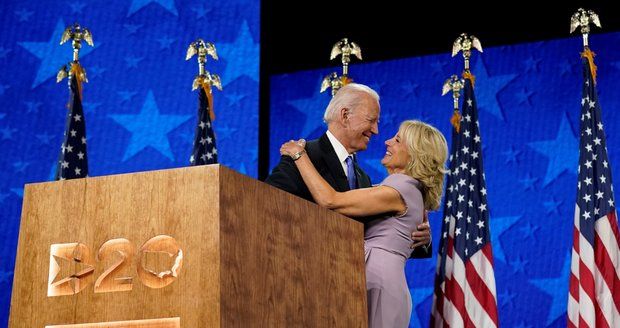 Biden přijal nominaci do voleb prezidenta USA: Polibek manželky a Trumpova „noční můra“