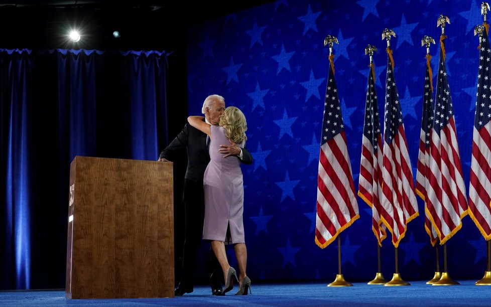 Joe Biden přijal nominaci Demokratické strany do souboje o Bílý dům. Kamala Harrisová jako adeptka na viceprezidentku mu byla po boku (20. 8. 2020)