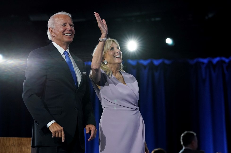Joe Biden přijal nominaci Demokratické strany do souboje o Bílý dům. Kamala Harrisová jako adeptka na viceprezidentku mu byla po boku (20. 8. 2020)